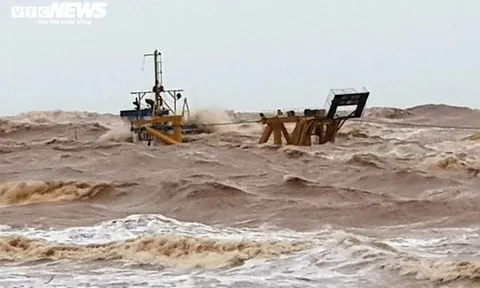 Quảng Trị thuê thợ lặn tiếp cận, ứng cứu 10 thuyền viên gặp nạn trên biển